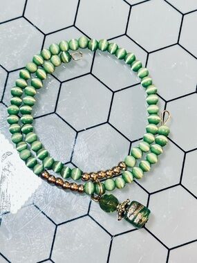 Title:  
Luz de Fe – Verde Glow Wrap Bracelet | Handmade Green Cat Eye Bracelet